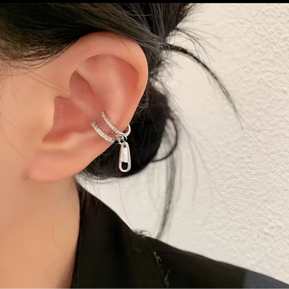 Jewelry - Zipper ear cuff